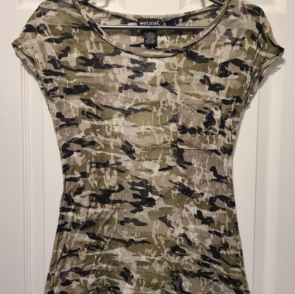 Wet Seal Slashed Back Camo Tee, Size M - Picture 2 of 6